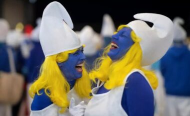 Qyteti francez thyen rekordin botëror për numrin e pjesëmarrësve të veshur si smurf