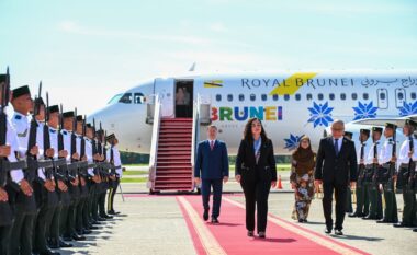 Osmani arrin në Brunei – pamje nga pritja shtetërore ushtarake në aeroport