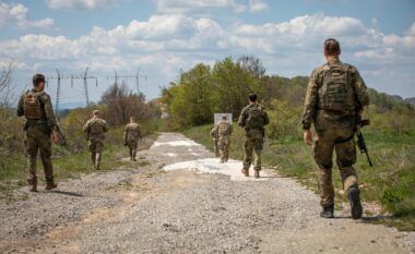 Ushtarë amerikanë dhe gjermanë të KFOR-it patrullojnë përgjatë vijës kufitare