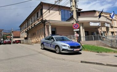 Aksident në Pejë, përfshihet një veturë e policisë, katër të lënduar