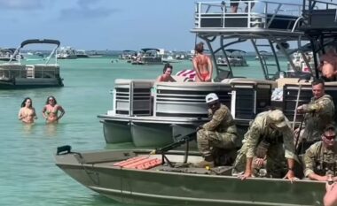 Panik në plazhet e Floridës, ushtarët amerikanë shtënë me armë pranë pushuesve