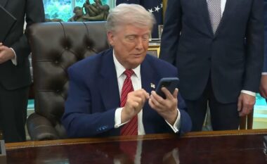 Dy herë i cingëron telefoni gjatë konferencës për shtyp, shikoni reagimin e Trumpit