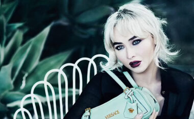 Sabrina Carpenter me stil gotik në kampanjën e brendit Versace