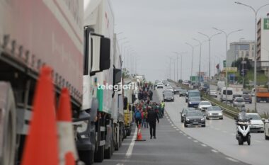 Nis protesta e bizneseve, pamje nga bllokimi i hyrje-daljeve të Prishtinës