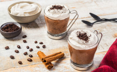Si të bëni cappuccino kremoze me shkumë të pasur pa aparat
