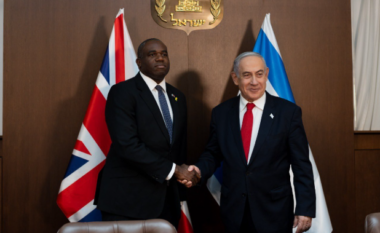 Britania pezullon bisedimet tregtare me Izraelin
