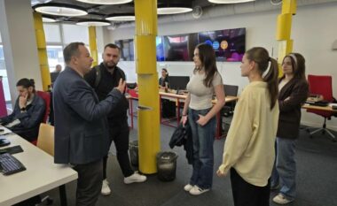 Studentët e Medias dhe Komunikimit të UBT-së vizitë studimore në redaksinë e Telegrafit – një përvojë praktike mbi gazetarinë moderne dhe rolin e mediave në shoqëri