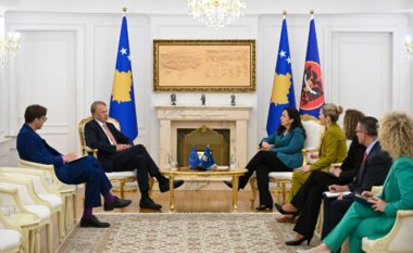 Kriza politike dhe takimi i paralajmëruar për të enjten, presidentja Osmani takon shefin e BE-së në Kosovë
