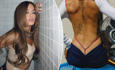 Rita Ora provokon me një fotografi ‘të nxehtë’: Zbulon tatuazhet enigmatike në shpinën e saj