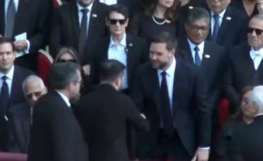 Zelensky dhe JD Vance u takuan për herë të parë që nga “përplasja” e tyre në Shtëpinë e Bardhë