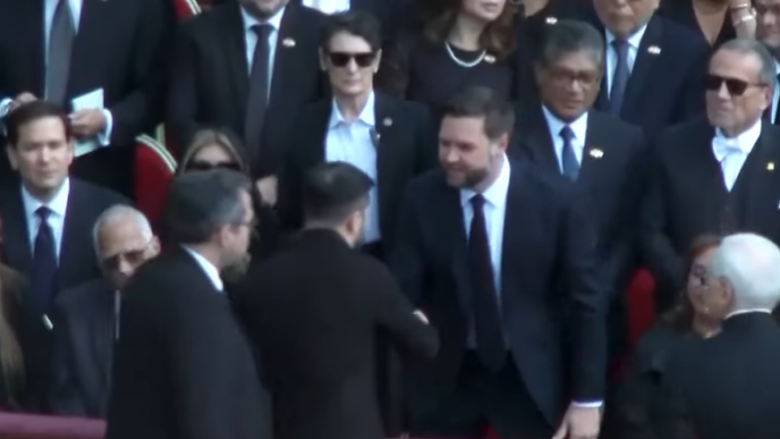 Zelensky dhe JD Vance u takuan për herë të parë që nga “përplasja” e tyre në Shtëpinë e Bardhë