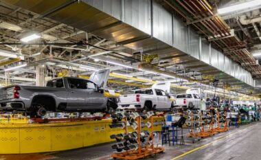 Tarifat e Trump do të ulin prodhimin global me mbi 1.5 milion automjete