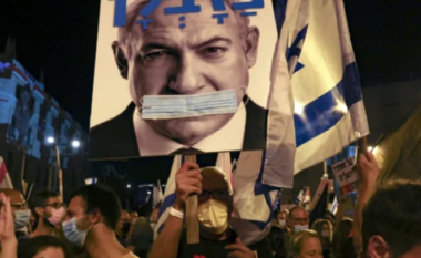 “Më thuaj zoti kryeministër, si fle rehat natën”, protesta në Izrael kundër Netanyahut