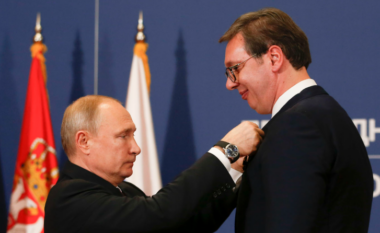 “E turpshme të shkosh në Moskë dhe të duartrokasësh Putinin”, BE ‘sulmon’ Vuçiqin dhe Ficon