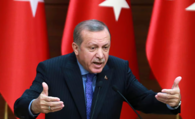 “Mos u ngatërroni me shamiat e vajzave tona”, Erdogan ka një paralajmërim për protestuesit kundër islamizmit në Qipro