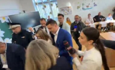 Policia largon kandidatin presidencial nga qendra e votimit – pamje nga incidenti në Bukuresht të Rumanisë