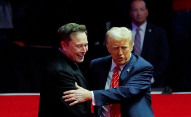 Musk pranon një dhuratë nga Trump si shenjë falënderimi për shërbimin e tij