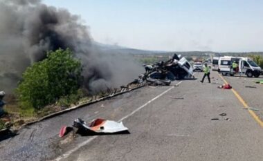 Të paktën 21 persona kanë humbur jetën në një aksident trafiku në Meksikë