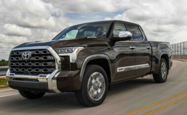 Toyota ‘tërheq’ mbi 400,000 kamionçina sepse ‘mund të çojnë në përplasje mbrapsht’