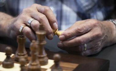 Talebanët “pezullojnë lojën e shahut për shkak të shqetësimeve se mund të jetë një burim bixhozi”