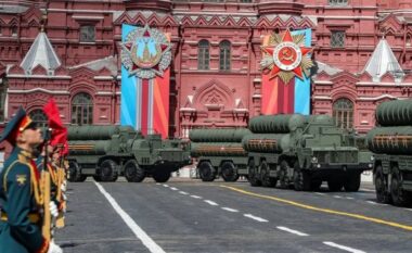 Ukraina ‘paralajmëron’ trupat e huaja që vendosin të marrin pjesë në paradën e Rusisë më 9 maj