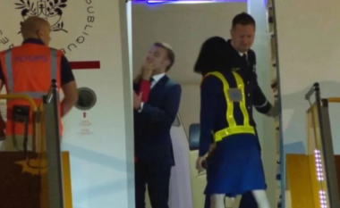 Macron sqaron videon ku Zonja e Parë shihet duke e shtyrë me duar