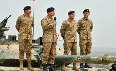 Ushtria pakistaneze po përgatitet për një luftë të mundshme me Indinë – shfaq artilerinë ushtarake pranë kufirit