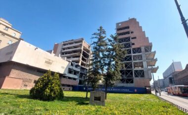 A është vënë në rrezik projekti i dhëndrit të Trumpit në Beograd, pas pranimit të falsifikimit?