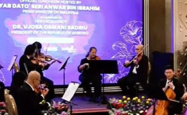 “Baresha” e “Lulebora”, tingujt më të bukur të këngëve shqipe interpretohen nga orkestra malajziane gjatë drekës zyrtare