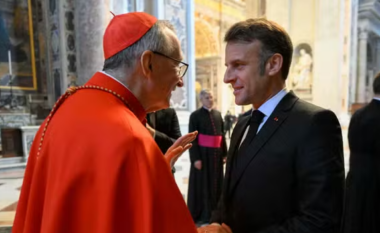 Macron zhvilloi takime me kardinalët në Vatikan – a po përpiqet të ndikojë në zgjedhjen e Papës?