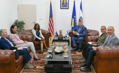 Drejtori i Policisë së Kosovës takoi përfaqësuesen e Ambasadës amerikane, diskutohet siguria dhe bashkëpunimi