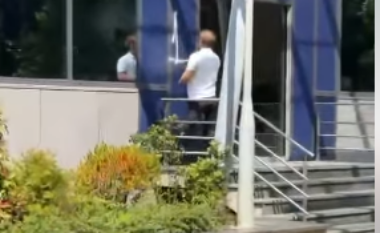 Haki Abazi me aksion simbolik para Qeverisë “Mashtrimi nuk duhet të normalizohet, rritja e çmimit të energjisë e bën jetën e shtrenjtë”