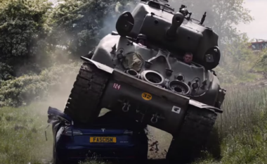 Veterani i Luftës së Dytë Botërore shkel me tank veturën Tesla