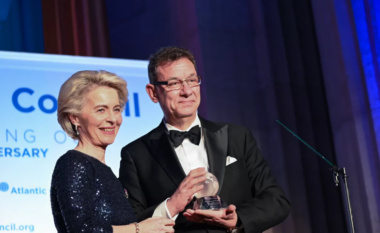 Si u prish ‘historia e dashurisë’ midis Von der Leyen dhe Pfizer?
