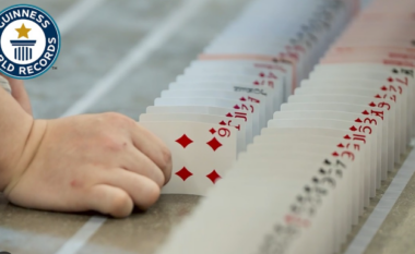 Rekord botëror, mbi 51 mijë letra rrëzohen si domino