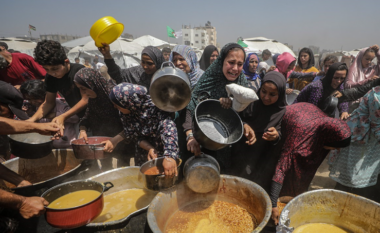 Krizë në Gaza, palestinezët presin orë të tëra për të siguruar një vakt