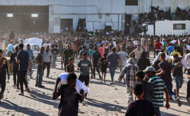 Palestinezët e uritur hynë në një magazinë ushqimore – kishte të shtëna, katër të vdekur në Gaza
