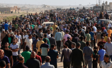 Pamje kaotike nga Gaza – ushqimi arriti pas tre muajsh, qytetarët rrënuan gardhin “për një copë buke”