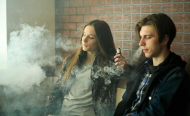 Britania e Madhe ndalon nga nesër cigaret me avull – shqetësim për varësinë tek të rinjtë