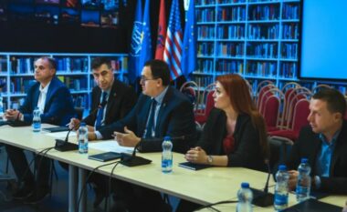 Etika mediatike në fokus të debatit në UBT, me pjesëmarrje të personaliteteve të njohura nga fusha e gazetarisë dhe komunikimit