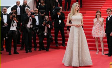 Angelina Jolie mahnit me paraqitjen elegante në Festivalin e Filmit në Kanë gjatë premierës së “Eddington”