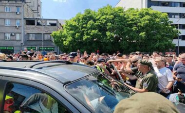 Sërish filluan protestat masive në Serbi – shoferi përplasi veturën tek qytetarët