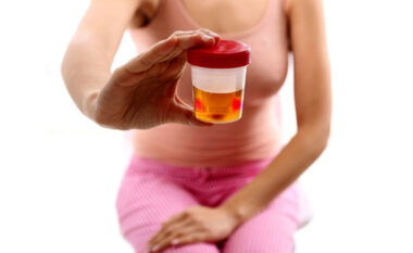 Çfarë tregon prezenca e gjakut në urinë? Bëhuni vigjilentë ndaj këtyre shenjave