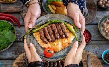 Skarë pak më ndryshe: Koktej i shijshëm qebapësh në tigan apo në grill