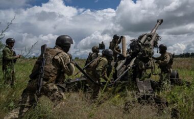 Shpirti luftarak i ukrainasve, artileria e ushtarëve të Zelenskyt shkrepte predha drejt pozicioneve ruse – kombajna pak metra larg tyre kryente punët në fushë