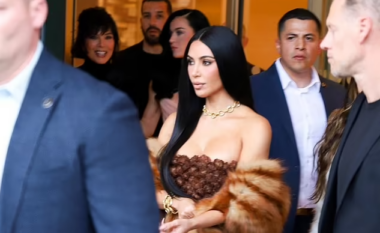 Kim Kardashian shkëlqen në Paris me një veshje të veçantë, mes gjyqit për grabitjen e famshme
