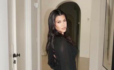 Kourtney Kardashian kritikohet për përdorimin e vargut biblik në postim me veshje provokuese