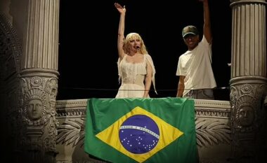 Lady Gaga thyen heshtjen pas kërcënimit me bombë në koncertin historik në Copacabana