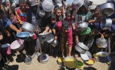 Pamje tronditëse nga Gaza – fëmijët në kërkim të një vakti ushqimi