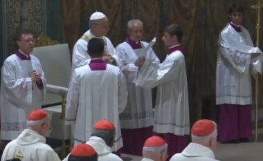 Papa Leo XIV i kërkoi falje Zotit në meshën e parë në Kapelën Sistine